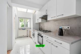 Ontdek deze karaktervolle meergezinswoning, gelegen op een perceel van 130 m² in Schaarbeek, met een bewoonbare oppervlakte van ca. 225 m². De woning, gebouwd rond 1950, werd in 2020 gedeeltelijk opgefrist en combineert charme met interessante investeringsmogelijkheden.<br /><br />Het pand is opgebouwd over vier niveaus en beschikt over een benedenverdieping met kelder, een verhoogde gelijkvloerse verdieping, een eerste verdieping met balkon en een zolderverdieping. Stedenbouwkundig zijn er twee woonentiteiten erkend, terwijl de woning momenteel is ingericht als vier units, allen verhuurd. Elke entiteit beschikt over één à twee slaapkamers, een leefruimte, een uitgeruste keuken en een badkamer, wat zorgt voor een aantrekkelijk rendement.<br /><br />Op het gelijkvloers geniet u bovendien van een aangename, groene tuin – een absolute meerwaarde in een stedelijke omgeving.<br /><br />Dankzij de centrale ligging in Schaarbeek, nabij winkels, openbaar vervoer en andere voorzieningen, is dit pand bijzonder interessant voor investeerders die op zoek zijn naar een opbrengsteigendom met potentieel, mits regularisatie van de huidige indeling.<br /><br />Divers: Individuele verwarming op aardgas (4 condensatieketels /meters), elektriciteit conform (4 meters), 4 watermeters, stedenbouwkundige inlichtingen in bezit, houten en PVC raamprofielen met dubbele beglazing, totale huuropbrengst (€3.160)<br /><br />Een unieke opportuniteit voor wie rendement en toekomstvisie wil combineren in een goed gelegen vastgoedproject.<br /><br />