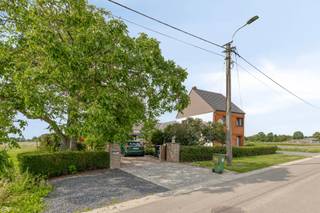 Bent u op zoek naar een eigendom die ruimte, privacy en tal van mogelijkheden combineert? Dan is deze uitzonderlijke woning in het landelijke Oordegem precies wat u zoekt.<br /><br />Gelegen op een perceel van maar liefst 7.101 m², met een straatbreedte van circa 28 meter en een diepte van ongeveer 240 meter, geniet u hier van een zeldzame ligging zonder directe buren aan de linker- of rechterzijde. Het open uitzicht over de omliggende velden zorgt voor een uniek gevoel van rust en vrijheid.<br /><br />De bestaande woning biedt een uitstekende basis voor wie wil renoveren en volledig naar eigen smaak wil inrichten. Een belangrijk pluspunt is dat er geen renovatieverplichting van toepassing is, waardoor u zelf het tempo en de omvang van eventuele werken bepaalt.<br /><br />Dankzij de royale oppervlakte en de indeling biedt deze eigendom bovendien interessante mogelijkheden voor meergezinsbewoning, een kangoeroewoning, een zorgwoning (mits de geldende regelgeving en eventuele vergunningen), of voor wie wonen en werken wil combineren.<br /><br />Troeven<br />- Perceel van 7.101 m²<br />- Straatbreedte van ca. 28 meter<br />- Perceeldiepte van ca. 240 meter<br />- Uitzonderlijk rustige ligging<br />- Geen directe buren links of rechts<br />- Prachtig, blijvend open uitzicht<br />- Mogelijkheid tot renovatie zonder renovatieplicht<br />- Potentieel voor meergezinswoning of zorgwonen (onder voorbehoud van de geldende stedenbouwkundige voorschriften)<br />- Ideaal voor wie houdt van ruimte, natuur en privacy<br /><br />Een eigendom zoals deze komt zelden op de markt. Of u nu droomt van een ruime gezinswoning, een woning voor meerdere generaties of een project met tal van mogelijkheden: deze unieke locatie vormt de perfecte basis.<br /><br />Interesse? Contacteer ons vandaag nog voor meer informatie of een bezoek en ontdek zelf de uitzonderlijke mogelijkheden van deze unieke eigendom in Oordegem.<br /><br />Verbeter de productiviteit van je team