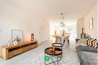 Deze recente nieuwbouwwoning is gelegen in de Smissestraat te Wijnendale (Torhout), gelegen dichtbij tal van voorzieningen. <br /><br />Indeling van de woning: <br />Inkomhal voorzien van teller lokaal en gastentoilet - lichtrijke woonkamer met open keuken - berging/wasruimte voorzien onder de trap. De woonkamer kijkt uit op de zonnige tuin uitgerust met aangelegd terras. Via het tuinpoortje hebt u toegang tot de autostandplaats. <br /><br />Op de eerste verdieping treft u de nachthal - 3 volwaardige slaapkamers - toilet - badkamer uitgerust met ligbad, lavabomeubel en inloopdouche. <br /><br />Via de vaste trap betreedt u de geïsoleerde zolder, ideaal als berging. <br /><br />De woning is uitgerust met zonnepanelen. <br /><br />Vrij 01/10/2026 <br />Huurprijs: €1.020/maand<br />EPC: A