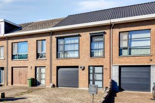 Gelegen aan de Grimaldilaan 180 in Stabroek geniet deze woning een ideale en rustige ligging, doch vlakbij alle belangrijke voorzieningen zoals scholen, winkelgelegenheid, etc. <br /><br />De woning die we te koop aanbieden is volledig instapklaar en had een algemene renovatie in 2015. Verder werden het dak en de ketel recent vernieuwd. <br /><br />We betreden de woning via de inkomhal, met aansluitend de garage en een apart gastentoilet. De garage is bijzonder handig en biedt plaats aan een wagen/opslag, met bovendien nog een autostaanplaats ervoor.<br /><br />De leefruimte omvat een eet- en zitgedeelte en geniet dankzij de grote raampartijen van veel natuurlijk licht. Aansluitend bevindt zich de volledig uitgeruste open keuken. Via het grote schuifraam is er een aangename verbinding met de tuin. <br /><br />De eerste verdieping omvat 3 volwaardige slaapkamers. Op deze verdieping bevindt zich ook de badkamer, uitgerust met een wastafel en douche. Tot slot is er nog een praktische bergzolder aanwezig.<br /><br />Diverse<br />- Gunstig EPC: B - 166 kWh/m²<br />- conforme EK<br />- de woning is momenteel verhuurd - eventueel ook interessant als investering <br />- volledig instapklaar <br /><br />Bent u geïnteresseerd in dit charmant huis te koop in Stabroek? Aarzel dan niet om ons te contacteren via 03 666 66 66 of kapellen@dewaele.com. <br />Had u graag een gratis schatting van uw eigendom? Bel ons voor een vrijblijvend gesprek op 03 640 39 10 of mail naar kapellen@dewaele.com.<br /><br />Bestuursmaatregelen in het maatregelenregister: nee
