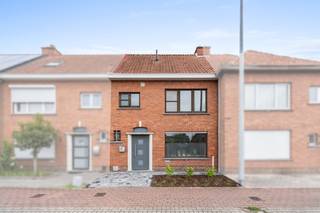 [[ DIT PAND NEEMT DEEL AAN DE ERA OPEN HUIZEN DAG OP 13/6 VAN 16:00 TOT 17:00 ]]
<p>Te koop: Instapklare woning met leuk terras/tuin in Dendermonde, dichtbij invalswegen.</p>

<p> </p>

<p>Dit verzorgde huis biedt een praktische indeling en een comfortabele leefruimte. Dankzij de ligging nabij scholen, openbaar vervoer en belangrijke invalswegen geniet u van een vlotte bereikbaarheid. De woning is instapklaar, waardoor u meteen kunt verhuizen, en de ruime zolder biedt de mogelijkheid om een vierde slaapkamer te creëren.</p>

<p> </p>

<p>Belangrijkste ruimtes:</p>

<p>• Woonkamer (20 m²) met kachel en gezellige sfeer</p>

<p>• Keuken (37 m²) met veel ruimte voor koken en eten</p>

<p>• Drie slaapkamers (14 m², 10 m², 6 m²)</p>

<p>• Badkamer (4 m²) met douche, toilet en wastafel</p>

<p>• Apart toilet (2 m²)</p>

<p>• Inkomhal (7 m²) en traphal (5,5 m²)</p>

<p>• Kelder (3 m²) voor extra opslag</p>

<p>• Zolder (40 m²) met potentieel voor extra kamer</p>

<p> </p>

<p>Troeven:</p>

<p>• Dichtbij invalswegen voor optimale bereikbaarheid</p>

<p>• Instapklaar – direct bewoonbaar</p>

<p>• Mogelijkheid tot vierde slaapkamer op zolder</p>

<p>Leuke terras tuin met berging</p>

<p> </p>

<p>Neem vandaag nog contact op met uw ERA-makelaar voor een bezoek.</p>

<p> </p>

<p>JOUW DROOMHUIS. ZO GEVONDEN!</p>