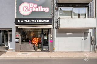 <p>Voormalige bakkerij met ruime woonst, garage, tuin en tal van mogelijkheden.</p><p>Bent u op zoek naar een pand waar wonen en werken perfect gecombineerd kunnen worden? Dan biedt deze voormalige bakkerij met ruime woonst een unieke kans. Gelegen langs de Lessensestraat, een belangrijke invalsweg naar het centrum van Geraardsbergen, geniet dit eigendom van een uitstekende zichtbaarheid en een vlotte bereikbaarheid.</p><p>Het handelsgedeelte bestaat uit een charmant winkelgedeelte met authentieke uitstraling, een ruime bakkerijruimte en diverse opslagmogelijkheden. De aanwezige bakkerijtoestellen kunnen, indien gewenst, mee overgenomen worden. Hierdoor is een heropstart van een bakkerij perfect mogelijk, maar het pand leent zich eveneens uitstekend voor tal van andere handelsactiviteiten, zoals een praktijkruimte, kantoor, speciaalzaak, traiteur, delicatessenzaak of andere zelfstandige activiteit (onder voorbehoud van de geldende stedenbouwkundige voorschriften).</p><p>In het private woongedeelte vindt u een ruime leefruimte met sfeervolle gashaard, een afzonderlijke keuken, drie slaapkamers die elk uitgerust zijn met een airco-installatie voor zowel koelen als verwarmen, een badkamer en een garage. De woning biedt een solide basis, al kunnen bepaalde ruimtes verder gemoderniseerd en afgewerkt worden naar eigen smaak.</p><p>Achteraan geniet u van een aangename pergola die overgaat in een ruime tuin. Op het dak liggen maar liefst 36 zonnepanelen, wat een belangrijke energetische troef vormt.</p><p>Dankzij de combinatie van een commerciële ligging, een ruime woonst, een volledig ingericht atelier en de vele herbestemmingsmogelijkheden vormt dit eigendom een uitzonderlijke opportuniteit voor ondernemers, vrije beroepen of gezinnen die op zoek zijn naar extra ruimte om wonen en werken te combineren.</p><p>Troeven<br />- Commerciële ligging met uitstekende zichtbaarheid<br />- Garage, ruime tuin met pergola<br />- 36 zonnepanelen<br />- Drie slaapkamers<br />- Mogelijkheid om wonen en werken te combineren</p><p>Contacteer Femke via femke@immobeguin.be voor meer informatie of een bezoek.</p>