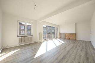 <p><span> </span></p><p><span>Droom je van uitzonderlijk veel ruimte op een toplocatie? Dan is dit appartement absoluut een bezoek waard. Met een bewoonbare oppervlakte van maar liefst ca. 161 m², vier volwaardige slaapkamers, een lichtrijke leefruimte en een terras is dit de ideale thuis voor grote gezinnen, co-housing of wie gewoon graag ruim woont. Bovendien woon je hier op wandelafstand van het Centraal Station, de Zoo, winkels, restaurants en het bruisende stadscentrum.</span></p><p><span> </span></p><p><span>Licht, ruimte &amp; eindeloze mogelijkheden</span></p><p><span>Via de ruime inkom- en nachthal met praktische ingemaakte vestiairekasten kom je in de indrukwekkende leefruimte van ca 42,5 m². Dankzij de grote PVC-ramen over de volledige breedte baadt deze ruimte de hele dag in het licht en geniet je van een prachtig panoramisch uitzicht over de stad. De aangrenzende leefruimte biedt plaats voor een royale zithoek én een grote eettafel, ideaal om gasten te ontvangen of gezellig samen te tafelen.</span></p><p><span>De aparte keuken ligt naast de leefruimte en geeft rechtstreeks uit op het terras van ca. 10 m². De keuken biedt daarnaast de mogelijkheid om volledig naar eigen smaak gemoderniseerd te worden. Zo creëer je hier zonder moeite een hedendaagse woonkeuken met zicht op de stad.</span></p><p><span> </span></p><p><span>Vier échte slaapkamers</span></p><p><span>Een absolute troef van dit appartement zijn de vier ruime slaapkamers. Stuk voor stuk volwaardige kamers die perfect dienst kunnen doen als master bedroom, kinderkamers, thuisbureau of hobbyruimte.  De badkamer is uitgerust met een ruime inloopdouche, een wastafel in meubel en een onderhoudsvriendelijke afwerking met moderne grijze tegels. Daarnaast is er nog een apart gastentoilet, wat het dagelijkse comfort verhoogt. Dankzij de lange nachthal met ingebouwde kastruimte beschik je bovendien over heel wat praktische bergruimte.</span></p><p><span> </span></p><p><span>Stadsleven op zijn best</span></p><p><span>De ligging is zonder twijfel een van de grootste troeven. Je woont hier pal in het levendige hart van Antwerpen, met winkels, supermarkten, gezellige cafés en restaurants letterlijk om de hoek. Het Centraal Station, de Zoo, het Operaplein en de Meir bevinden zich op wandelafstand, terwijl trams, bussen en belangrijke invalswegen zorgen voor een uitstekende bereikbaarheid. Hier geniet je dagelijks van alles wat de stad te bieden heeft, zonder in te boeten aan ruimte en comfort.</span></p><p><span> </span></p>