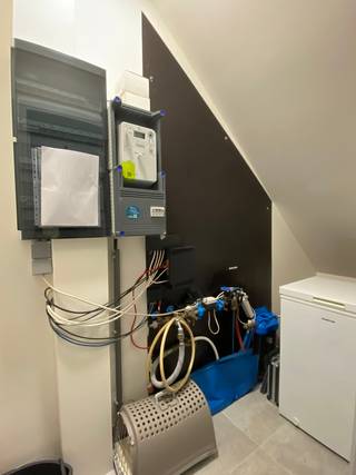 Deze mooie landelijke halfopen woning is op zoek naar een nieuwe bewoner. De woning is voorzien van alle comfort en is zeer energieneutraal.<br /><br />INDELING:<br />Gelijkvloers: <br />- Inkomhal <br />- Berging<br />- Gastentoilet <br />- Woonkamer <br />- Keuken uitgerust met kookvuur en afzuigkap, combioven, inbouwkoelkast en vaatwasmachine <br />- Berging/ achter inkom met aansluitingen voor wasmachine en droogkast<br /><br />Eerste verdieping: <br />- Nachthal <br />- Badkamer voorzien van dubbele lavabo en inloopdouche <br />- Slaapkamer 1 <br />- Slaapkamer 2 <br />- Slaapkamer 3 <br />- Toilet<br /><br />Tweede verdieping: <br />- Slaapkamer 4/ hobbyruimte/bureau/speelruimte <br />- Zolderberging/ technische ruimte<br /><br />Buiten is er een tuin met terras en een tuinberging voorzien.<br /><br />LIGGING:<br />- De woning is gelegen in een rustige buurt net buiten het centrum van Leopoldsburg.<br />- Winkels, scholen, horeca en openbaar vervoer (bus en trein) bevinden zich in de nabije omgeving. <br /><br />EXTRA TROEVEN:<br />- De woning is voorzien van zonnepanelen met thuisbatterij.<br />- De vloerverwarming wordt aangestuurd door een warmtepomp.<br />- De 3 slaapkamers op de eerste verdieping zijn voorzien van airco.<br />- Er is een ventilatiesysteem aanwezig.<br />- Verlichting is reeds voorzien in en buiten de woning.<br />- Er is een vaste trap voorzien om zich naar beide verdiepingen te verplaatsen. <br />- Buiten aan de oprit is er een laadpaal voorzien voor elektrische wagens.<br /><br />Zie jij jezelf hier al wonen?<br />Contacteer ons en we helpen je graag dichtblij verder.