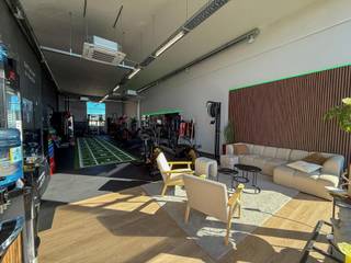 Op een uitstekende commerciële ligging langs de N14, in het baanwinkel park "Zandhoven Shopping" bevindt zich deze polyvalente ruimte van 187m².<br />Dankzij de uitstekende visibiliteit, de ligging en de ruime publieke parkeergelegenheid geniet dit pand van maximale bereikbaarheid en passage.<br /><br />De ruimte wordt casco verhuurd (keuken en WC's zijn voorzien), wat u als ondernemer de vrijheid biedt om het pand volledig in te richten volgens uw eigen concept en noden. Momenteel ingericht als fitness, maar is perfect geschikt als, kantoor, praktijkruimte, vrij beroep, etc.<br /><br />INDELING: Op de eerste verdieping beschikt u over een grote ruimte met flexibele indelingsmogelijkheden, een aparte keuken, twee toiletten (M/V) en een terras achteraan. <br /><br />Daarnaast scoort het pand uitstekend op energiezuinigheid met een EPC-label A en is het uitgerust met een lucht-lucht warmtepomp, airconditioning en ventilatie. <br />Raam reclame is mogelijk.<br /><br />Een ideale opportuniteit voor ondernemers die visibilieit, bereikbaarheid en flexibiliteit willen combineren op een toplocatie.<br /><br />BIJZONDERHEDEN:<br />- Huurcontract van gemeen recht: 9 jaar<br />- 3 maanden huurwaarborg via Korfine of Bankwaarborg<br />- Gemeenschappelijke kosten: Vast: 90 euro/maand<br />- Gemeenschappelijke kosten: Provisie (water): 20 euro/maand <br /><br /><br />Bent u geïnteresseerd in deze commerciële opportuniteit op een toplocatie? Neem dan vandaag nog contact met ons op voor meer informatie of een plaats bezoek.