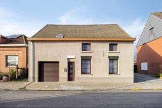 Au 35 Damstraat, vous découvrirez une maison qui inspire immédiatement un sentiment de tranquillité. Un lieu d'une superficie habitable de 174,40...