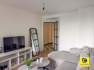 <p><span>Beautifully renovated 1-bedroom apartment with a terrace in a prime location!</span></p><p><span>This charming, move-in-ready studio is located on the</span><span><sup>9th</sup></span><span> floor</span><span><sup> </sup></span><span>of a very well-maintained building in a quiet, green, and central location. Various shops, parks, schools, sports facilities, restaurants, public transportation, and major roads are all nearby, as is Antwerp’s vibrant city life. The studio is available immediately and is ideal for anyone looking for a first home, a pied-à-terre, student housing, or a profitable investment. </span></p><p><span> </span></p><p><span>The layout is as follows:</span></p><p><span> </span></p><p><span>Entrance hall &amp;, bathroom:</span></p><p><span>You enter the studio through the separate entry hall with an authentic interior door, featuring a beautiful checkerboard tile floor, equipped with an extra security lock and an intercom. The rustic bathroom, featuring original mosaic tiles, includes a vintage sink, a bath/shower combination, a toilet, and connections for a washing machine and/or dryer.</span></p><p><span> </span></p><p><span>Living area, kitchen &amp;, and sleeping area:</span></p><p><span>The living area, with its charming checkerboard parquet flooring, enjoys beautiful natural light that further accentuates the sense of space. The attractive moldings, as well as the wide marble window sills, add an extra dimension to the studio. The modern open kitchen offers more than enough counter and storage space and is equipped with a ceramic cooktop, range hood, built-in oven and microwave, as well as a refrigerator and freezer with three drawers. The spacious sleeping area has also been beautifully integrated into the living space, yet can easily be transformed into a separate, fully-fledged bedroom. As the icing on the cake, there is a niche designed to accommodate your wardrobe or to install a built-in closet. </span></p><p><span> </span></p><p><span>Terrace and Basement:</span></p><p><span>You can enjoy a large terrace measuring no less than 9.5 m² with an enchanting, green view. Here, you can completely unwind in complete privacy and enjoy breakfast, lunch, or dinner in optimal conditions, with or without a glass in hand. A dry, private basement is included in the price.</span></p><p><span> </span></p><p><span>Additional highlights:</span></p><p><span>- Mobiscore 9.5/10 </span></p><p><span>- Recent roof and facade renovation</span></p><p><span>- Favorable EPC B rating—likely to be upgraded to A after facade insulation</span></p><p><span>- HR++ glazing </span></p><p><span>- Asbestos-safe</span></p><p><span>- Shared bicycle storage</span></p><p><span>- Fiber-ready</span></p><p><span>- Low monthly expenses</span></p><p><span>- Low energy consumption</span></p><p><span> </span></p>