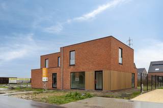 <p>Op het gelijkvloers vind je een ruime berging, een open keuken en een gezellige zit- en eetruimte met zicht op de tuin.<br />Op de eerste verdieping bevinden zich:<br />✔ Drie volwaardige slaapkamers<br />✔ Een apart toilet<br />✔ Een badkamer met douche, dubbele wastafel en ligbad<br /><br />De woningen in Roobaertpark zijn aangesloten op het warmtenet van Roeselare. Zo kies je voor een energie-efficiënte en toekomstgerichte woonoplossing.<br /><br />Dit lot is reeds wind- en waterdicht afgewerkt. De vermelde prijs betreft een volledig afgewerkte woning.<br />Wens je zelf verder af te werken? Vraag naar onze casco prijs.<br /><br /><strong>Wens je meer informatie?</strong><br />Contacteer dan vrijblijvend onze bouwadviseur Steven via 051 26 36 86 of steven@lapeirre.be<br /><br /><span>Prijs = incl. aansluitingskosten, infrastructuur, grond, constructie, architect, EPB-verslaggeving, veiligheidscoördinatie. excl. Kosten (BTW, registratie) (tenzij expliciet anders vermeld)<br />*All-in prijs 423.414 euro (incl. alle bovenstaande + reg.kost en btw 21%)</span></p>