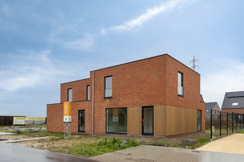 Te koop Roeselare | Moderne halfopen woning met twee bouwlagen en plat dak. - foto 1