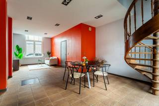 Wonen tussen Zurenborg en het Moorkensplein<br /><br />Tussen het bruisende Zurenborg en het gezellige Moorkensplein in Borgerhout vind je deze rijwoning in de Ledeganckstraat die tevens een enkelrichtingstraat is. Een buurt waar rust en stadsleven samenkomen, wat dan ook een top Mobiscore van 9,7/10 geeft! Via de inkomhal (met gastentoilet) stap je binnen in de leefruimte, die vlot doorloopt naar de open keuken. Deze werd recent vernieuwd en uitgerust met kwalitatieve Miele-toestellen, waaronder een stoomoven, combi-microgolf en een vijfpits gasfornuis. Van hieruit heb je zicht op de stadskoer, die tevens zorgt voor de nodige lichtinval. Op de eerste verdieping bevindt zich een ruime slaapkamer en een badkamer met inloopdouche, dubbele lavabo, toilet en aansluitingen voor wasmachine en droogkast. Op de tweede verdieping bevinden zich nog twee extra slaapkamers. Om jouw comfort compleet te maken is er nog kelder ter beschikking. Bijzonderheden: zonnepanelen met thuisbatterij, geen renovatieverplichting en een buitenruimte!<br /><br />Verplichte vermeldingen<br />EPC: 362 kWh/m²<br />P-score: D<br />G-score: D<br />Stedenbouwkundige inlichtingen: Wg, Gvkr, Vg, Gmo, Gvv