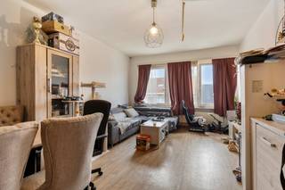 Dit goed onderhouden appartement (89m²) kent een gunstige ligging nabij winkels, openbaar vervoer en belangrijke invalswegen.<br /><br />Indeling van het appartement:<br />- Ruime woonkamer<br />- Ingerichte keuken<br />- Badkamer met ligbad en lavabo<br />- 2 volwaardige slaapkamers<br />- Gastentoilet<br />- Terras achteraan<br />- Kelder op het gelijkvloers<br /><br />Mogelijkheid tot aankoop van de garage (+ 20.000 euro)<br /><br />Extra troeven:<br />- Het dak werd in 2021 vernieuwd<br />- Verwarming op gas met calorimeters<br />- Individuele tellers voor nutsvoorzieningen<br />- Dubbele beglazing<br />- Lage gemene lasten (geen syndicus en geen lift aanwezig)<br />- Vernieuwde keuken<br /><br />Meer info en/of een bezoek gewenst? Neem dan snel contact op met onze makelaar Vicky op: 0472 18 40 06.<br /><br />Bestuursmaatregelen in het maatregelenregister: nee