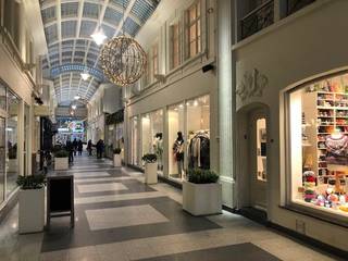 Zeer commercieel gelegen winkel in het commercieel centrum van Oostende, goed straatimpact met ruime étalages, hoekpand James Ensorgaanderij, 70 m² winkeloppervlakte + ruime stockage op verdiep, winkel staat goed in orde, onmiddellijk beschikbaar, alle bestemmingen mogelijk.