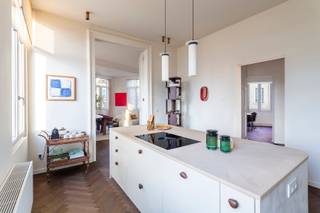 <strong>Pure elegantie in het hart van de Markgravewijk</strong><br /><br />In de rustige Brusselstraat, op een toplocatie tussen de charmante Troonplaats en het bruisende Zuid, vind je dit volledig en stijlvol gerenoveerde appartement. De buurt combineert gezellige horeca, goede bereikbaarheid, groen en vlotte verbindingen richting station Antwerpen-Zuid en belangrijke invalswegen.<br /><br />Binnen word je ontvangen in een warm en verfijnd interieur waar authentieke elementen subtiel werden behouden. De hoge plafonds, moulures, sierhaard en het prachtige visgraatparket zorgen voor een tijdloze, magazinewaardige sfeer. De leefruimte baadt in het licht dankzij de grote ramen en het charmante balkonnetje vooraan.<br /><br />De keuken is een absolute troef: een moderne, luxe ingerichte ruimte met groot werkblad en kookeiland, perfect voor wie houdt van koken en gezelligheid. Alles voelt doordacht, strak en kwalitatief afgewerkt.<br /><br />De ruime hoofdslaapkamer ademt rust en comfort uit, met elegante ingemaakte kasten en directe toegang tot de prachtige badkamer. De badkamer werd stijlvol ontworpen met zachte tinten, hoogwaardige materialen, ligbad én douche; een plek die elke dag als een mini-wellness voelt.<br /><br />Verder biedt het appartement een tweede slaapkamer die ideaal is als logeerkamer, bureau of dressing, én een aparte wasruimte in de inkomhal.<br /><br />Een uniek appartement dat charme, klasse en hedendaags comfort combineert op een van de meest gegeerde locaties van Antwerpen.<br /><br />Contacteer LISTED voor een bezoek: <strong>+32 3 283 51 51</strong>