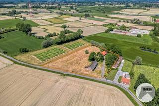 <strong>DEINZE - Karaktervolle hoeve op een unieke locatie van 8.430 m²</strong><br />EERSTE BEZOEKDAG ZONDAG 13/09 VANAF 9U (enkel op afspraak!)<br /><br />Te midden van de uitgestrekte velden bevindt zich deze uitzonderlijk gelegen, karaktervolle hoeve op een royaal perceel van liefst 8.430 m². Een zeldzame eigendom waar rust, ruimte en natuur centraal staan, gecombineerd met een vlotte bereikbaarheid.<br /><br />De voormalige boerderij dateert van circa 1850 en straalt authenticiteit en karakter uit. Dankzij de gunstige oriëntatie geniet de woning van een aangename natuurlijke lichtinval en biedt het domein volop mogelijkheden om optimaal van de tuin en de omliggende natuur te genieten. Zowel aan de voor- als achterzijde bevinden zich ruime, groene buitenzones en er is bovendien voldoende parkeergelegenheid aanwezig.<br /><br />De eigendom bestaat uit twee volwaardige gebouwen.<br />De oorspronkelijke hoevewoning beschikt over een opp. van circa 230 m² en telt momenteel 4 slaapkamers en een badkamerruimte. De royale volumes en bestaande indeling bieden tal van mogelijkheden om de woning verder te renoveren en volledig naar eigen smaak in te richten.<br />Daarnaast bevindt zich op het perceel een kwalitatieve stal van circa 225 m², gebouwd in 2012 en momenteel ingericht als paardenaccommodatie. Samen bieden beide gebouwen maar liefst 455 m² bruikbare vloeroppervlakte.<br /><br />De combinatie van de authentieke hoeve, de ruime oppervlaktes, het grote perceel en het aanwezige bijgebouw vormt een bijzonder interessant uitgangspunt voor wie op zoek is naar een eigendom met karakter én potentieel.<br />Er bestaat tevens de mogelijkheid om extra weides aan te kopen op wandelafstand van de eigendom.<br /><br />Een absolute meerwaarde is de uitzonderlijke ligging. De hoeve bevindt zich op wandelafstand van het Afleidingskanaal van de Leie en wordt volledig omgeven door open velden. Hier geniet u van een bijzonder gevoel van vrijheid, rust en privacy, zonder volledig afgelegen te wonen.<br />Een unieke opportuniteit voor wie droomt van een authentieke hoeve op een bijzondere locatie, met veel grond, ruime gebouwen en tal van mogelijkheden.<br />Interesse? Neem gerust contact op via 053/60.65.60 voor meer informatie of plan uw bezoek. Wij leiden u graag persoonlijk rond.<br /><br />De vermelde prijs is een richtprijs. Na ontvangst van de biedingen zal de verkoper beslissen of hij/zij de eigendom verkoopt aan het beste bod. De richtprijs is aldus niet bindend voor de verkoper. Voor meer info kunt u ons contacteren of het reglement raadplegen op onze website.