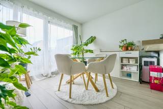 Welkom in de <strong>Nieuwe Kouterstraat 51</strong> te Bornem! 🙂<br /><br />Hier staat alvast een leuk appartement op jou te wachten want de ligging is TOP! <strong>Su-per centraal gelegen</strong> bij vele winkels en dichtbij het station en openbaar vervoer.<br /><br />Het appartement is gelegen op de <strong>eerste verdieping.</strong><br /><br />Eenmaal aangekomen in de inkomhal, zien we meteen 2 deuren die ons tot in de slaapkamers brengen.<br /><br />Verder beschik je ook over een propere badkamer met ligbad en een apart gastentoilet.<br /><br />De wasjes en de plasjes, die kan je doen in de <strong>berging</strong> en als dit alles gedaan is, kan je languit genieten van een avondje film in de <strong>gezellige woonkamer met open keuken</strong>. Een lekker drankje erbij, en je avond kan niet meer stuk.<br /><br />En de dag nadien, geniet je des te meer van je ontbijt op jouw <strong>eigen terras.</strong><br /><br />En heb je nog wat nood aan wat meer opbergruimte, dan is de <strong>kelderberging</strong> ideaal. Onze wagen parkeren we onder de <strong>privatieve carport</strong>. Nooit nog zoeken naar parkeerplaats! 😉<br /><br />Weetje: Er is geen Syndicus aanwezig en de gemeenschappelijke last bedraagt ongeveer €50/maand.<br /><br />Een bezoekje? 0800 29 303. Onze enthousiaste medewerkers helpen u graag verder.<br /> 