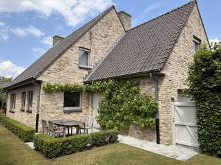 Cette belle et spacieuse villa bénéficie d'un emplacement idéal : au calme, à la périphérie de la ville, à proximité des commerces et des écoles et avec un accès facile à l'E403. La maison comprend un hall d'entrée, des toilettes, un bureau, un salon lumineux, une cuisine entièrement équipée avec des appareils Miele et un garage double au rez-de-chaussée.Au premier étage, vous trouverez 4 chambres spacieuses, 2 salles de bains et des toilettes séparées.Dans le jardin, il y a 2 terrasses et un grand abri de jardin. Le jardin bénéficie pleinement du soleil et offre beaucoup d'intimité. Une belle opportunité !Planifiez rapidement votre visite via Dewaele.comVous pouvez consulter les conditions générales de Dewaele DIY sur dewaele.com.