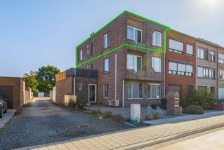 Bent u op zoek naar een comfortabel, energiezuinig en centraal gelegen appartement in Aartselaar? Neem dan zeker een kijkje naar dit tof appartement aan de Leugstraat 77C!<br />Het appartement is gelegen op de tweede verdieping van een kleinschalig gebouw zonder lift. Het bouwjaar dateert van 1995, wat dus nog steeds redelijk recent is. <br /><br />U komt het appartement binnen in de ruime inkomhal dewelke toegang biedt tot alle verschillende ruimtes. <br />De lichtrijke woonkamer beschikt over een gezellige en volledig open keuken dat zorgt voor een mooi doorlopend geheel.<br />Verder kan u in dit appartement een handige berging (met aansluiting voor wasmachine en droogkast), badkamer en apart toilet terugvinden. De badkamer is voorzien van een comfortabel ligbad en lavabomeubel. <br />Ook 2 ruime slaapkamers met voldoende ruimte voor kasten zijn in het appartement gelegen. <br /><br />In de kelder kan u een handige, ruime en privatieve berging terugvinden. <br /><br />De vaste kosten van het appartement bedragen slechts €25,- per maand! Deze zijn volledig bestemd voor het reservefonds. <br /><br />Het appartement wordt op heden verhuurd tegen een huurprijs van €830,- per maand. Wat dit appartement interessant maakt voor starters en investeerders!<br /><br />Op het gelijkvloers vindt u een privatieve garagebox met handige autostaanplaats (+/- 25 m²!). Deze is verplicht mee aan te kopen voor €30.000,-<br /><br />Belangrijkste troeven:<br />+ Zeer gunstig EPC-label (B) = geen renovatieverplichting<br />+ Gegarandeerd parkeercomfort!<br />+ Uitzonderlijk lage vaste kosten = geen dure maandelijkse lasten.<br />+ Gunstige indeling: Elke vierkante meter is optimaal benut, wat zorgt voor een zeer ruimtelijk gevoel en veel lichtinval.<br />+ Toplocatie: Gelegen in het gegeerde Aartselaar, met winkels, scholen, openbaar vervoer en belangrijke invalswegen (A12/E19) binnen handbereik.<br />+ Conforme elektrische keuring<br />+ Kleinschalig, recent gebouw<br /><br />Interesse in dit tof appartement? Contacteer ons via 03 337 50 70 of info@vbvastgoed.be voor meer info of een bezoek ter plaatse.<br />
