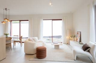 Ruime en lichtrijke leefruimtes, 3 volwaardige slaapkamers en een private tuin maken van deze volledig afgewerkte modelwoning in Eilandpark de ideale gezinswoning. Dankzij de doordachte indeling wordt elke vierkante meter optimaal benut.<br /><br />De woning beschikt bovendien over een praktische extra bergruimte met rechtstreekse toegang via de straat, ideaal voor het veilig stallen van fietsen of het eenvoudig uitladen van de wagen.<br /><br />Op vlak van energie en comfort scoort deze woning bijzonder hoog:
<ul>
<li>Warmtepomp</li>
<li>Zonnepanelen</li>
<li>Vloerverwarming</li>
<li>BEN-woning (E10)</li>
<li>Lage energiekosten</li>
<li>5 jaar aanzienlijke vermindering op de onroerende voorheffing</li>
</ul>
Je woont hier in een rustige en groene omgeving, op wandelafstand van de markt van Sint-Lievens-Houtem en vlak naast het vernieuwde Eilandbos.<br /><br />Deze woning wordt aangeboden als volledig afgewerkte modelwoning, waardoor je meteen een perfect beeld krijgt van de mogelijkheden en afwerking.<br /><br />Ontdek nu het aanbod op www.eilandpark.be en plan je bezoek aan de woning