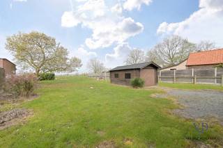 Deze degelijke bungalow combineert een vlotte bereikbaarheid met een landelijke ligging.<br /><br />Via de inkomhal met gastentoilet komt u in de lichtrijke leefruimte, die naadloos aansluit op de ruime leefkeuken met praktische koele berging. Verder beschikt de woning over drie volwaardige slaapkamers en een badkamer.<br />De inpandige garage aanwezig. <br /><br />Geniet bovendien van prachtige vergezichten, zowel aan de voor- als achterzijde van de woning.<br /><br />Kortom, een eigendom boordevol potentieel.