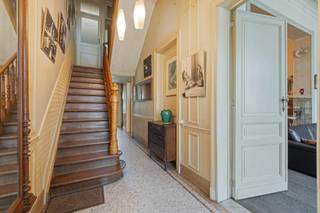 Karaktervolle woning van 1911, opgetrokken in eclectische stijl en geregistreerd als bouwkundig erfgoed, temidden van een straat gevuld met mooie architectenwoningen. Voor wie op zoek is naar een huis met een ziel, is dit een buitenkans!<br /><br />De woning beschikt over 200m² bewoonbare oppervlakte (exclusief kelder en zolder) en u komt de woning binnen via de inkomhal met mozaïekvloer, met aansluitend een leefruimte van 40m², een aparte wc en een klassieke keuken met toegang tot de zuidgerichte, groene tuin. Op de eerste verdieping vindt u de badkamer met toegang tot een balkon, een aparte wc en 3 slaapkamers (18m², 16m² en 9m²), waarvan één met toegang tot een sierbalkon. De tweede verdieping heeft dezelfde indeling: 3 slaapkamers (18m², 16m² en 9m²) en een vaste trap die toegang geeft tot een onafgewerkte zolder (30m²). De kelderverdieping (67m²) biedt nog veel opbergruimte en omvat een koele wijnkelder. De charme van deze woning wordt compleet gemaakt door de houten trap met oude balusters, de hoge plafonds (3,3m à 3,5m) met sierlijsten en marmeren schouwen in verschillende kamers. Extra troef is de autostaanplaats op het perceel zelf! EPC: G.