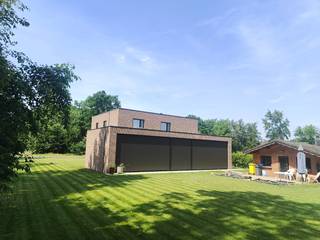 Te huur – Woning met uitzonderlijke tuin, dierenweide en eigen bos in Herentals<br /><br />Op zoek naar rust, ruimte en natuur zonder in te boeten aan comfort? Deze instapklare woning met nieuwste technieken biedt een unieke woonomgeving op een prachtig perceel met grote tuin, dierenweide en eigen bos.<br /><br />De woning is rustig gelegen en geniet van een uitzonderlijke privacy. Vanuit de leefruimte kijkt u uit op het groen, terwijl u toch vlot verbonden blijft met Herentals, Olen, Geel en de E313.<br /><br />Indeling gelijkvloers<br /><br />Inkomhal<br />Gastentoilet<br />Berging met douche<br />Open leefruimte waarin keuken, eetplaats, zithoek, bureauruimte en gezellige kachelhoek naadloos in elkaar overvloeien<br /><br />Verdieping<br /><br />3 slaapkamers<br />Badkamer<br />Apart toilet<br /><br />Troeven<br /><br />Groot perceel met veel privacy<br />Eigen bos achteraan het perceel<br />Dierenweide aanwezig<br />Ruime zonnige tuin en terras<br />Veel natuurlijke lichtinval<br />Instapklare woning<br />Ideaal voor gezinnen, thuiswerkers en natuurliefhebbers<br />Rustige ligging met goede bereikbaarheid<br />Huisdieren en roken binnenshuis niet toegestaan<br /><br />De buitenruimte vormt zonder twijfel het unieke karakter van deze woning. De combinatie van tuin, weide en bos zorgt voor een uitzonderlijk gevoel van rust en vrijheid dat zelden op de huurmarkt wordt aangeboden.<br /><br />Beschikbaar vanaf 1 augustus 2026, vroeger of later bespreekbaar.<br /><br />Interesse? Neem gerust contact op 0492 46 22 53.