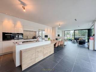 RUIME EN INSTAPKLARE HALFOPEN BEBOUWING met TUIN gelegen te Zwalm. Deze woning werd VOLLEDIG GERENOVEERD met aandacht voor...