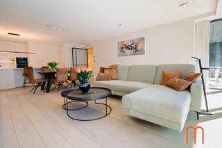 Dans le prestigieux quartier d'Oosteroever, nous proposons à la vente ce <strong>magnifique appartement haut de gamme</strong> en bord de mer. Situé <strong>au 3ième étage</strong> de l'élégante résidence Ensor Tower II (année de construction 2023), cet appartement allie luxe, confort et efficacité énergétique à un emplacement unique à proximité de la plage, de la mer et du port.<br />Avec une surface habitable de <strong>120 m²</strong> et une terrasse spacieuse et ensoleillée de <strong>23 m²</strong>, vous profitez ici d'une qualité de vie exceptionnelle sur la côte belge.<br /><br /><strong>Aménagement : espace, lumière et luxe</strong><br />Dès votre arrivée, vous êtes accueilli dans un hall d'entrée spacieux avec toilettes pour invités. Le <strong>salon lumineux</strong> offre un espace de vie ouvert et agréable avec un accès direct à la <strong>terrasse ensoleillée à l'avant</strong>, idéale pour profiter de l'air marin et de la vue agréable.<br />La <strong>cuisine ouverte luxueuse</strong> est équipée de matériaux de haute qualité et d'appareils modernes, parfaite pour ceux qui aiment cuisiner avec style et prendre leurs repas dans une ambiance chaleureuse. À côté se trouve un grand débarras.<br /><br /><strong>Deux chambres avec accès à la terrasse</strong><br />Cet appartement dispose de deux chambres à coucher à part entière :
<ul>
	<li><strong>Chambre principale</strong> avec placards intégrés et salle de bains élégante équipée d'une douche à l'italienne, d'un double lavabo et de toilettes.</li>
	<li><strong>Deuxième chambre</strong> avec salle de douche privée, idéale pour les invités ou la famille.</li>
</ul>
Les deux chambres donnent directement sur la grande terrasse, ce qui offre une expérience intérieure-extérieure unique et un apport de lumière supplémentaire.<br /><br /><strong>Habitat économe en énergie et tourné vers l'avenir</strong><br />Cet appartement récent (2023) répond aux normes actuelles en matière d'efficacité énergétique :
<ul>
	<li>Label <strong>EPC A</strong></li>
	<li><strong>Chauffage au sol</strong> via <strong>raccordement au réseau de chaleur</strong></li>
	<li>Revenu cadastral de l'appartement : € 1.168</li>
</ul>
Grâce aux techniques durables, vous bénéficiez d'un confort de vie optimal avec une faible consommation d'énergie.<br /><br /><strong>Atouts supplémentaires</strong>

<ul>
	<li>Possibilité d'acheter une <strong>place de parking (n° 8) sous la résidence</strong></li>
	<li>Finitions de haute qualité et prêt à emménager</li>
	<li>Idéal comme résidence principale, résidence secondaire ou investissement en bord de mer</li>
	<li>Possibilité de reprendre l'ensemble de l'aménagement de bon goût</li>
</ul>
<br /><strong>Investir dans l'immobilier en bord de mer</strong><br />Vivre à Oosteroever, c'est opter pour le calme, une architecture moderne et une ambiance maritime exclusive, tout en étant à proximité des commerces, des restaurants et de la vie urbaine animée.<br />Vous recherchez un <strong>appartement de luxe à vendre à Ostende, en bord de mer,</strong> avec terrasse, deux chambres et des finitions haut de gamme ? Alors cette propriété exceptionnelle vaut vraiment le détour.