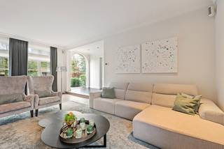 Deze prachtige Vlassak Verhulst villa is gelegen op een schitterend zuidgericht perceel van 2450 m². Ze werd gebouwd in 2003 en sinds 2012 kende de woning diverse renovaties. Indeling: Sfeervolle inkomhal met gastentoilet. Het leefgedeelte is te bereiken vanuit de inkomhal via een afgesloten deur met glaspartij. De leefruimten staan allen met elkaar in verbinding en kunnen van elkaar worden afgesloten dmv dubbele openslaande deuren. U treft een sfeervolle zithoek op parket met haardpartij. Verder een tweede zithoek die momenteel dienst doet als kantoorruimte. De tuinkamer bevindt zich eveneens aanpalend. De leefkeuken omvat een mooie eetruimte en een ingerichte keuken voorzien van alle moderne keukenapparatuur (Miele). Verder op het gelijkvloers treft u een ingerichte wasplaats met zij-inkom en een inpandige dubbele garage. <br />Op de verdieping treft u de masterbedroom met haardpartij, dressing en vernieuwde badkamer voorzien van dubbele lavabo, toilet, vrijstaande ligbad, grote inloopdouche en sauna. Verder nog 2 kinderkamers, een grote polyvalente ruimte of 4de slaapkamer, een tweede vernieuwde badkamer met inloopdouche en dubbele lavabo en een apart toilet.<br />De zolderruimte is te bereiken met een vlizotrap en is geschikt als bergruimte. In de zuidtuin met verwarmd buitenzwembad en buitendouche zuiden kunt u heerlijk genieten van de zon en de rust. Tuinberging aanwezig voor opslag van tuingereedschap. <br />Prachtige villa voor wie op zoek is naar rust, comfort en luxe!<br /><br />Meer info en virtuele rondleiding beschikbaar op www.hillewaere-vastgoed.be!