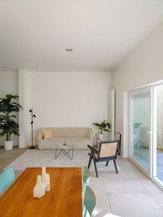 TE KOOP – Gerenoveerde woning in GentbruggeIn de Bassijnstraat te Gentbrugge vinden we deze prachtig gerenoveerde woning met een uitstekende...