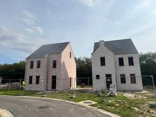 <strong>WONING LOT 7 IN WOONPROJECT PAULINA PARK TE LANKLAAR.</strong><br /><br /><strong>KENMERKEN WONING</strong><br />- 3 Slaapkamers.<br />- Oppervlakte woning: 159m².<br />- Oppervlakte zolder: 80m².<br />- Grondoppervlakte perceel: 4a00ca.<br /><br /><span><strong>ALGEMEEN</strong><br />In het verlengde van de Dr. Lenstralaan in Lanklaar, Dilsen-Stokkem, in de richting van de Zuid-Willemsvaart, komt het uitzonderlijke woonproject <strong>Paulina Park</strong>. Dit project omvat <strong>karaktervolle open bebouwde woningen</strong> met tuin, smaakvol geïntegreerd in de groene omgeving aan het water.<br /><br /><strong>FASE 1, 2 & 3 IN VERKOOP</strong><br />In deze <strong>eerste fase</strong> van het project bieden we <strong>8 woningen</strong> aan. Deze worden gebouw aan de voorzijde van de verkaveling en dit op de loten 7 tot en met 12 en op de loten 14 en 15. De <strong>tweede fase</strong> is gelegen achteraan de verkaveling en omvat de bouw van <strong>11 woningen</strong> op de loten 20 tot en met 30. De derde fase omvat de bouw van 6 woningen.<br /><br /><strong>HARMONIEUS WONEN</strong><br />Elke woning is voorzien van duurzame materialen die harmonieus aansluiten bij de omgeving. Bovendien is iedere woning uitgerust met <strong>vloerverwarming, warmtepomp, zonnepanelen en ventilatiesysteem D</strong>, zodat u gewapend bent voor een zorgeloze en energiezuinige toekomst! <br /><br /><strong>AFWERKING & MATERIALEN</strong><br />Voor de <strong>afwerking worden ruime budgetten </strong>voorzien. Alle wooneenheden worden standaard <strong>hoogwaardig afgewerkt </strong>met <strong>duurzame en moderne materialen en technieken</strong>. We denken graag met u mee om de woning helemaal naar uw smaak en persoonlijkheid af te werken. Op basis van onze ervaring slagen we er steeds opnieuw in om een <strong>unieke en exclusieve uitstraling</strong> te geven naargelang uw wensen.<br /><br /><strong>LIGGING</strong><br />Omringd door weelderig groen, biedt deze locatie aan het Nationaal Park Hoge Kempen een idyllische leefomgeving. Ingesloten tussen de bosrand en het water van de Zuid-Willemsvaart creëert Paulina Park de perfecte balans tussen groen, water en comfort, met alles wat u nodig hebt binnen handbereik.<br /><br />Op slechts 5 minuten afstand bevinden we ons in het stadscentrum van Dilsen-Stokkem en met de oprit van de E314 op slechts 10 minuten afstand, geniet u van een vlotte verbinding met nabijgelegen steden (Genk, Maasmechelen, Hasselt,...).<br /><br /><strong>PRIJZEN</strong><br />De vermelde prijzen zijn exclusief BTW op de constructie/infra-wegenis, verkooprechten op de grond, aktekosten, ereloon notaris, opzoekingskosten, aandeel verkavelingsakte en kosten aandeel nutsvoorzieningen. Contacteer ons voor een kostenraming. <br /><br />Bekijkt u deze advertentie via een aanverwante vastgoedsite, surf dan zeker naar onze website <strong>www.N78vastgoed.be </strong>voor een uitgebreide beschrijving en foto's. Meer informatie: <strong>+32 (0)89 86 18 88 </strong>of<strong> info@N78vastgoed.be</strong>.<br /></span>