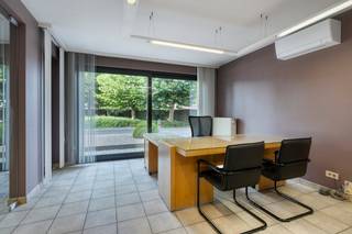 Deze multifunctionele gelijkvloerse ruimte van ca. 86m² te Roeselare is voorzien van een open kantoorgedeelte van ca. 40m², 2 afzonderlijke kantoren, een vergaderruimte, kitchenette en een berging. <br /><br />Er is een parkeerplaats inbegrepen in de prijs. Daarnaast zijn er voldoende parkeermogelijkheden voor medewerkers of klanten. <br /><br />Dit pand kan onderhevig zijn aan de renovatieverplichting die door de Vlaamse overheid wordt opgelegd voor niet-residentiële gebouwen. Consulteer voor meer informatie de website van het Vlaams Energie- en Klimaatagentschap via https://www.energiesparen.be/nr/renovatieverplichting.<br /><br />Bent u op zoek naar bedrijfsvastgoed bestaande uit een kantoor- of praktijkruimte te koop in Roeselare? Neem contact op met Xan via 0477 56 02 71 - xan.debaenst@dewaele.com<br /><br /><br /><br />Bestuursmaatregelen in het maatregelenregister: nee