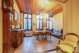 Wie houdt van karakter, ruimte en authentieke charme, zal zich meteen thuis voelen in dit prachige <strong>duplexappartement</strong>. Gelegen op de eerste en tweede verdieping en bereikbaar via een trap, ademt deze eigendom iets uniek uit.<br /><br />Bij het binnenkomen wordt u meteen gecharmeerd door de vele <strong>authentieke elementen</strong> die doorheen het appartement bewaard zijn gebleven. Marmeren accenten, prachtige glas-in-loodramen en indrukwekkend hoge plafonds zorgen voor een stijlvolle en tijdloze uitstraling.<br />Op de eerste verdieping bevindt zich de <strong>majestueuze woonkamer</strong>, een ruimte met een uitzonderlijk <strong>gevoel van grandeur en licht</strong>. Aansluitend vinden we de keuken, die vandaag perfect bruikbaar is, maar tegelijk de mogelijkheid biedt om op termijn volledig naar eigen smaak te worden vernieuwd.<br /><br />De tweede verdieping omvat <strong>twee volwaardige slaapkamers</strong> en een <strong>badkamer</strong>. Dankzij de doordachte indeling biedt dit appartement een aangename combinatie van wonen en slapen, met voldoende ruimte voor een koppel, klein gezin of stadsgenieter.<br />Een bijkomende troef is <strong>zonder twijfel de uitstekende ligging</strong>. Het station van Sint-Niklaas bevindt zich op wandelafstand, net als winkels, horecazaken en andere dagelijkse voorzieningen. Hierdoor geniet u van een optimale bereikbaarheid zonder in te boeten aan wooncomfort.<br /><br />Er is de mogelijkheid om in de <strong>nabije buurt een garage mee aan te kopen</strong>. Vraag gerust naar meer informatie hierover. <br /><br />Kortom, een bijzonder duplexappartement met een unieke uitstraling, authentieke details en een uitstekende ligging. Een zeldzame opportuniteit voor wie op zoek is naar een woning met karakter en potentieel.<br /><br />Wenst u een bezoek in te plannen voor deze prachtige studio? Bel voor info of een vrijblijvend bezoek naar 03 502 98 74 of mail naar kristof@claves.be.