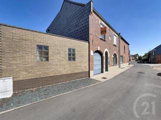 <p>Charmante woning met uitbreidingsmogelijkheden op toplocatie!<br />Deze gezellige woning is gelegen in een rustige doodlopende straat, op wandelafstand van het centrum, het wandelbos en de vijvers. Een ideale ligging voor wie graag geniet van rust en een vlotte bereikbaarheid.<br />Deze woning bevindt zich op een perceel van 174 m² en verwelkomt u via de inkomhal met gastentoilet. De lichtrijke leefruimte in L-vorm biedt een aangename woonbeleving. Bij de vernieuwde ingerichte keuken is er extra ruimte voor een extra eettafel. Aansluitend bevindt er zich een kleine praktische wasplaats.<br />Op de eerste verdieping zijn er 2 volwaardige slaapkamers en een ingerichte badkamer. Daarnaast is er nog een onafgewerkte ruimte die perfect kan ingericht worden als extra slaapkamer, bureau of hobbyruimte.<br />Via een vaste trap bereikt u de zolderverdieping, die na afwerking nog tal van mogelijkheden biedt.<br />Buiten geniet u van een gezellig zuidwestgericht tuintje waar het heerlijk vertoeven is in de namiddag- en avondzon. Verder beschikt de woning over een inpandige garage en extra bergruimte.<br />Kortom, een woning met veel potentieel, extra uitbreidingsmogelijkheden en een uitstekende ligging!</p><p>EPC: 354 Kwh UC: 20260518-0003871831-RES-1</p><p>Wil je deze woning bezoeken bel dan 016/90 10 21 of mail info@future-home.be.</p>