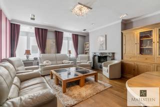 Genesteld tussen de Rozenhoedkaai en het Astridpark, in de Gouden Driehoek van Brugge, kan u deze verrassend ruime woning vinden. U zult hier leven in het midden van het historisch centrum, zonder de overlast van toeristen. De bruikbare oppervlakte is maar liefst 380 m² !<br /><br />Huidige samenstelling: inkom met vestiaire. Zeer ruime polyvalente zaal (kan een prachtige woonkamer worden) met aansluitende stadstuin met verbazend veel zon en groen. Professionele keuken. Wijnkelder.<br />Op het eerste verdiep: salon met zicht naar de Onze Lieve Vrouw kerk en veel lichtinval (extra slaapkamer?). Keuken. Sanitaire ruimte van het voormalig restaurant (extra badkamer?). 3 Slaapkamers waarvan de masterbedroom met zonnig terras. Badkamer en douchekamer.<br />De zolder doet vandaag dienst als bureau en bergruimte maar kan zeker omgebouwd worden naar 2 (misschien zelfs 3) extra slaapkamers.<br /><br />Deze woning op absolute topligging biedt heel veel potentieel en is tegelijk perfect instapklaar. Perfect voor wie de gedroomde combinatie van een centrale ligging en rust zoekt in hartje Brugge!<br /><br />Neem contact met me op voor al uw vragen of om een vrijblijvend bezoek ter plaatse vast te leggen (7 dagen op 7): 0478 93 72 00 of maxime@maelsteen.be