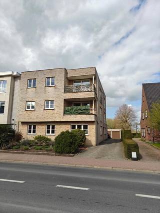 Te huur: Prachtig appartement gelegen in het bruisende centrum van Merchtem. Het appartement beschikt over twee slaapkamers, een woonkamer met open keuken, een badkamer met toilet en ligbad en een handige berging met aansluiting voor was en droogmachine. Daar bovenop kan je genieten van het buitenleven op het gezellige en zeer ruime terras. Het appartement is gelegen op een ideale locatie met winkels, restaurants en openbaar vervoer binnen handbereik. Meer informatie of een bezoek stuur gerust een mail naar Affligem@immoaccenta.be