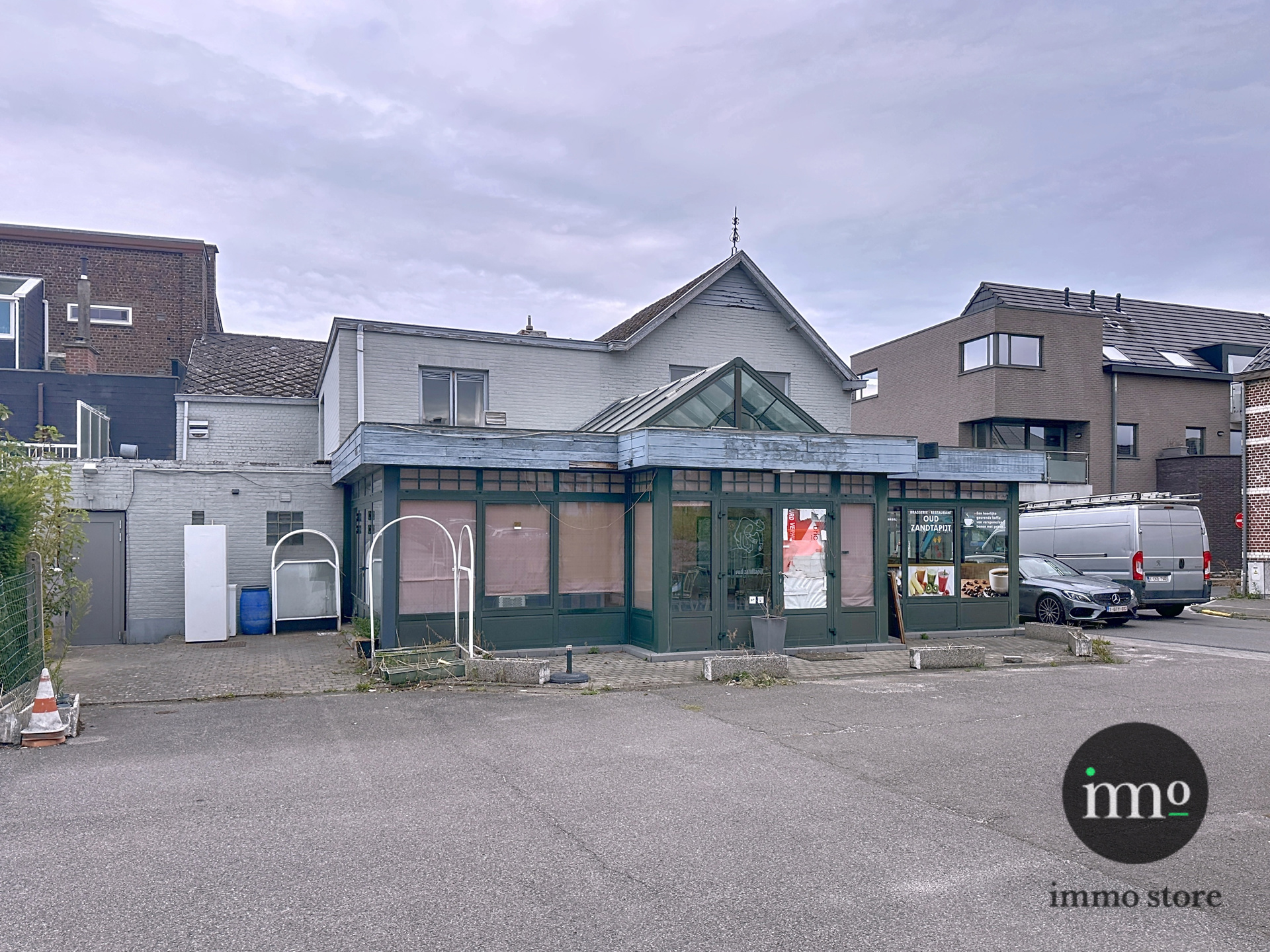 Restaurant bien situé avec salle de réception et parking - foto 2