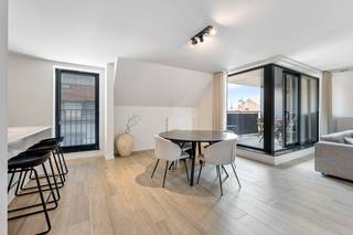 Dit instapklare 2 slaapkamer appartement is gelegen in een kleine residentie met 11 appartementen en 11 gelijkvloerse parkeerplaatsen. Het...