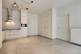 De assistentiewoning heeft een bewoonbare oppervlakte van 63m² en is praktisch ingedeeld. Je beschikt over een modern appartement, afgewerkt met duurzame materialen en voorzien van hedendaags comfort. De lichtrijke leefruimte sluit aan op de open keuken met de nodige voorzieningen. Verder zijn er 2 slaapkamers en een aangepaste badkamer met aandacht voor toegankelijkheid en gebruiksgemak.Dankzij de recente bouw voldoet het appartement aan de huidige normen op vlak van energiezuinigheid en wooncomfort. Bewoners genieten van de zekerheid van assistentiewonen, met ondersteuning en een full-service thuiszorgaanbod op maat, zonder in te boeten aan privacy en zelfstandigheid.Binnen de residentie is er een stijlvolle bistro voor een dagverse maaltijd of een koffie. Bij mooi weer kan je genieten van de groene binnentuin met terras.De ligging is een absolute troef: vlot bereikbaar en nabij winkels, openbaar vervoer, zorgvoorzieningen en het centrum van Kortrijk.Een ideale woonoplossing of investeringsopportuniteit.Hier geniet u nog van een vrijstelling van onroerende voorheffing. Wenst u meer info over deze woning of wenst u een bezoek ter plaatse? Contacteer Alissia Dewitte (0472 18 64 21 - alissia.dewitte@dewaele.com) Bestuursmaatregelen in het maatregelenregister: nee