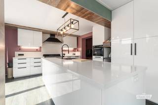 In de Zandvoordsestraat 201 te Oudenburg bevindt zich deze verrassend ruime halfopen bebouwing, ontstaan uit de samenvoeging van twee woningen tot één comfortabele gezinswoning. Tussen 2009 en 2015 onderging de woning een grondige renovatie, waardoor ze vandaag een mooie combinatie biedt van ruimte, functionaliteit en hedendaags wooncomfort. ✨<br /><br />Via de inkomhal betreedt u de woning, waar u meteen wordt verwelkomd door een praktische en doordachte indeling. Op het gelijkvloers bevinden zich een gastentoilet, een gezellige woonkamer en een ruime keuken, die dankzij de aangename aanbouw een open en lichtrijke leefomgeving creëren. Verder beschikt de woning over een praktische berging, een technische berging en een bureau, ideaal voor wie van thuis uit werkt of op zoek is naar een extra hobbyruimte. 🍽️🛋️💻<br /><br />Op de eerste verdieping bevinden zich drie volwaardige slaapkamers en een badkamer, perfect afgestemd op de noden van een gezin. De tweede verdieping biedt nog een vierde slaapkamer en een ruime zolder, ideaal als extra bergruimte of voor verdere invulling volgens uw wensen. 🛏️<br /><br />Dankzij de ruime indeling, de vele functionele ruimtes en de uitgevoerde renovaties is deze woning uitermate geschikt voor gezinnen die op zoek zijn naar een instapklare woning met voldoende plaats voor het hele gezin.<br /><br />Kortom, een verrassend ruime woning met een praktische indeling, vier slaapkamers en een bureau, gelegen op een vlot bereikbare locatie in Oudenburg. Een ideale thuis voor wie ruimte en comfort weet te appreciëren. 🌟<br /><br />