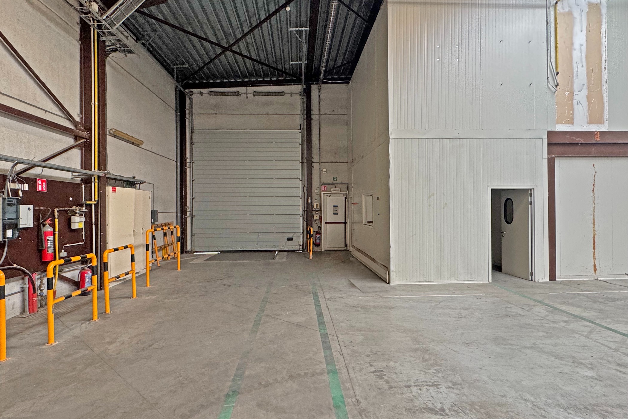 Bedrijfsgebouw van 1.800m² met laadkade op perceel van 3.762m² - foto 4