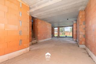 <p>Deze energiezuinige nieuwbouwwoning ligt in het centrum van Peer, op een vlotte locatie met alle dagelijkse voorzieningen binnen handbereik. Dankzij de westelijke oriëntatie geniet je hier van aangenaam veel lichtinval, terwijl de onderhoudsvriendelijke tuin zorgt voor extra comfort.</p>
<p>Het gaat om een halfopen bebouwing uit 2025 op een perceel van 275 m². De woning beschikt over 3 slaapkamers en kan volledig afgestemd worden op de wensen van de koper: casco, casco+ of volledig afgewerkt. Zo krijg je de kans om zelf mee te bepalen hoe jouw nieuwe thuis eruit zal zien.<br /><br /><u>Bovendien komt deze woning onder specifieke voorwaarden in aanmerking voor het gunstige btw-tarief van 6%.</u></p>
<p><strong>Enkele troeven:</strong></p>
<ul><li><strong>EPC:</strong> Energiezuinige nieuwbouwwoning met EPC-label A</li><li><strong>Inrichting:</strong> 3 volwaardige slaapkamers in een praktische halfopen bebouwing</li><li><strong>Afwerking:</strong> Keuze tussen casco, casco+ of volledig afgewerkte oplevering</li><li><strong>Mogelijkheid tot personaliseren:</strong> Lastenboek en prijsopties raadpleegbaar via de makelaar</li></ul>
<p>Benieuwd naar de afwerkingsmogelijkheden bij deze nieuwbouwwoning? Maak gerust een afspraak via impact@era.be of 089 46 48 63, Lander helpt je graag verder!</p>