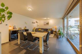 Vlakbij het Sint-Pietersstation, in een rustige zijstraat, vinden we in een eigentijds project Residentie "Gallinago", dit gelijkvloerse appartement.<br /><br />Het appartement is voorzien van een aangename leefruimte met open, geïnstalleerde keuken en aanpalende berging. Verder is er een afzonderlijk toilet, een vestiairekast, een badkamer en twee slaapkamers.<br /><br />Het terras sluit naadloos aan op de leefruimte.<br />Er horen eveneens een autostaanplaats en een kelderberging bij, inbegrepen in de prijs.<br /><br />Kortom: eigentijds, energiezuinig (EPC-label B) en centraal gelegen.