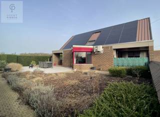 Wanneer je de dorpsnaam "Velm" hoort, dan denk je meteen aan rust, veel jonge mensen, dichtbij Sint-Truiden en Landen, in de bloesemstreek, denk maar aan de bloesemlounge. Alleen maar pluspunten dus. Zelfs de autosnelweg E40 zit slechts op 10 minuten verwijderd.<br />Wel, hier treffen we deze zeer karakteristieke villa die volgens een bepaald concept werd gebouwd. <br />Je zal eerlijk wel, moeten binnenwandelen om de speciale structuren te ontdekken. Het kunstige karakter ervan is ook niet ver weg.<br />Gezelligheid is hier troef, en de uitzichten achteraan prachtig. Binnenkort staan de bloesems weer in bloei.<br />Het hoeft ook geen betoog, dat wanneer je het epc, het asbestattest en de elektrische keuring, het verhaal van de zonnepanelen bekijkt, we hier 'enkel' positieve punten kunnen aanbrengen. <br />Vandaar hier korte resume :<br /> -verwarming via stookolie in combinatie met een pelletkachel. Topidee hoor!<br />-centrale verwarming met warmtepomp : airco, zowel warm als koud<br />-zonnepanelen 31 stuks met 8000 Kw - met groene stroomcertificaten tot september 2031 aan 300 euro per certif  8 x per jaar met een maximum voor een totaal van 2.400 euro per jaar.<br />-4 staanplaatsen voor de deur en garage met elektrische poort voor het plaatsen van 1 wagen<br />-hall, eetkamer, leefruimte, keuken - 4  slaapkamers - badkamer met douche en toilet (vernieuwd) - zeer ruime kelder - polyvalente ruimte - leuk terras en tuin met uitzicht op de bloesems<br />-alarm<br />-combinatie ramen : deels aluminium = dubbele beglazing - Pvc = hoogrendementsbeglazing.<br />Willen jullie graag nog meer van de dit goeds horen of leuks zien, kom dan gerust een kijkje nemen en doe meteen een bod.<br />Contactname kan via ons kantoor op 011/361919.<br />Tot binnenkort!<br /> <br /> 