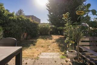 <p><span>Ground-floor 2-bedroom apartment with garden in Mechelen</span></p><p><span>This charming ground-floor apartment is located in a quiet cul-de-sac, within walking distance of the city centre.</span></p><p><span>You enter through the entrance hall with cloakroom. The apartment features a bright open living area with an open kitchen. The kitchen is fully equipped with a stove, extractor hood, oven, refrigerator, dishwasher, and ample storage space. Through the sliding window in the living area, you have access to the sunny garden with terrace ideal for relaxing.</span></p><p><span>The apartment offers two spacious bedrooms of 19 m² and 13 m². Additionally, there is a practical storage room with connections for a washing machine and dryer, a guest toilet, and a spacious bathroom with bath/shower combination and double sink.</span></p><p><span>The location is a major asset: quiet yet central, with shops, schools, public transport, and main access roads nearby.</span></p><p><span>Available from May 1, 2026.<br />No common charges. </span></p><p><span> </span></p><p><span> </span></p><p><span> </span></p>