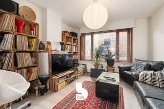<p>Stap binnen in deze charmante woning in de Smedenstraat in Oostende en ontdek een huis met ruimte, karakter en heel wat mogelijkheden.<br /><br />Bij het binnenkomen kom je terecht in een aangename leefruimte waar de woonkamer en eetkamer mooi in elkaar overlopen. Hier zie je meteen de mogelijkheden om een gezellige zithoek te creëren, terwijl de eetkamer uitnodigt voor lange avonden tafelen met familie en vrienden.<br /><br />Loop je verder, dan kom je in de keuken. Deze vormt het praktische hart van de woning en biedt voldoende ruimte om te koken, te genieten van een snelle koffie of gezellig samen te zijn.<br /><br />De woning beschikt over maar liefst vier volwaardige slaapkamers. Zo is er plaats voor het hele gezin, een thuiskantoor, hobbyruimte of logeerkamer. De badkamer bevindt zich eveneens op deze verdieping en kan, indien gewenst, volledig naar eigen smaak worden ingericht.<br />Ook beneden valt er heel wat te ontdekken. De praktische kelder zorgt voor extra bergruimte en biedt plaats voor alles wat je liever uit het zicht houdt.<br /><br />Met een bewoonbare oppervlakte van 175 m² op een perceel van 195 m² biedt deze woning bovendien heel wat ruimte. Het huis dateert uit 1949 en draagt nog steeds de charme van zijn bouwperiode, terwijl het tegelijk een mooie basis vormt voor wie de woning stap voor stap naar eigen smaak wil moderniseren.<br /><br />En dan is er natuurlijk de ligging, vanuit de Smedenstraat heb je het bruisende Oostende en al zijn voorzieningen binnen handbereik. Winkels, horeca, scholen en het stadsleven liggen vlakbij.<br /><br />Een woning waar je niet alleen binnenkomt, maar meteen begint te dromen over wat je ervan kunt maken.</p>
