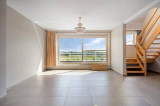 Découvrez ce spacieux et lumineux duplex de 137 m², idéalement situé à proximité des écoles, commerces, transports en commun et principaux axes routiers.
Au premier étage, vous trouverez un vestiaire avec des toilettes séparé ainsi qu’un vaste séjour baigné de lumière naturelle. Celui-ci s’ouvre sur une cuisine haut de gamme entièrement équipée avec plaque à induction, hotte, lave-vaisselle, four, micro-ondes, réfrigérateur et congélateur. Un débarras/buanderie pratique complète l’ensemble. Depuis le séjour, vous accédez à une grande terrasse orientée sud offrant une magnifique vue dégagée et apaisante sur les champs.
Le deuxième étage comprend un hall, des toilettes séparé, une salle de bains avec double lavabo et baignoire, ainsi que deux chambres spacieuses, dont une avec salle de douche attenante.
Un escalier fixe mène au grenier isolé, un espace polyvalent idéal comme chambre supplémentaire, salle de jeux ou bureau.
Un garage fermé avec porte automatique et une cave privative sont inclus dans le prix. Local à vélos commun et nombreuses possibilités de stationnement devant l’immeuble.
Atouts : PEB A | Électricité conforme | Porte de sécurité | Ventilation C
Plus d'informations ou une visite ? Contactez-nous à: eva@immoaccenta.be - 0476/56.13.82