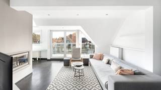 Dit verzorgd duplex appartement met 125 m² vloeroppervlakte biedt uitzonderlijk veel ruimte en veel lichtinval. De aangename zonneterrassen aan...