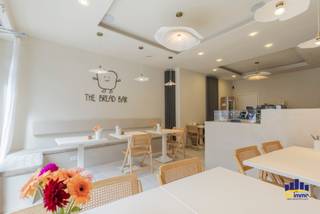 Te koop: Hip handelspand in hartje Gent – The Bread Bar<br /><br />Ben je op zoek naar een instapklare horecazaak met een hip concept en een toplocatie?<br />Dan is <strong>The Bread Bar</strong> in Gent misschien wel iets voor jou!<br /><br /><strong>Troeven:</strong>
<ul>
<li>Hippe, trendy lunchplek met sterke aanwezigheid op sociale media</li>
<li>Klein maar zonnig terras (20 plaatsen)</li>
<li>Ruime, gezellige binnenruimte (+20 zitplaatsen)</li>
<li>Volledig vernieuwd handelspand, smaakvol ingericht en instapklaar</li>
<li>Volledig uitgeruste keuken: gasvuur met grillplaat & dampkap, Unox-oven, vaatwas, gekoelde saladebar, …</li>
<li>Voorzien van alarmsysteem, camera’s & rookmelders</li>
<li>Wordt volledig ingericht verkocht – je kan meteen starten!</li>
</ul>
<strong>Praktisch:</strong>
<ul>
<li>Openingsuren: 11u – 18u (gesloten op maandag & dinsdag) - zelf in te vullen</li>
<li>Kadastrale gegevens: 44816 Gent 16 AFD, Sectie K531 S P0045</li>
<li>EPC: in aanvraag</li>
<li>Elektrische installatie: conform</li>
</ul>
<strong>Vraagprijs: €265.000</strong><br /><strong>(*voor het onroerend goed én de volledige inboedel samen*)</strong><br /><br />Een unieke kans om een volledig afgewerkt en goed draaiend horecapand over te nemen in een bruisende buurt van Gent!<br /><br />Interesse? Neem contact op voor meer info of een bezichtiging.