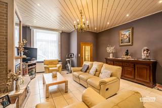 Op zoek naar een ruime op te frissen woning met karakter, een aangename tuin en alle voorzieningen vlakbij? Deze 3-gevelwoning in Clabecq, Tubize, biedt met maar liefst 216 m² bewoonbare oppervlakte verrassend veel ruimte voor het hele gezin.<br /><br />De woning beschikt over een royale leefruimte, een keuken, drie slaapkamers en een badkamer. De woning wordt verwarmd op gas en beschikt daarnaast over een houtkachel, die voor extra warmte en sfeer zorgt. Extra mogelijkheden vind je op de inrichtbare zolder, ideaal als bijkomende slaapkamer, bureau of hobbyruimte.<br /><br />Buiten geniet je van een verzorgde tuin, die praktisch bereikbaar is via de doorgang rechts van de woning. Parkeren kan voor de deur of op de parking op het plein.<br /><br />De ligging combineert het beste van twee werelden: je woont centraal in Clabecq, met winkels en openbaar vervoer op wandelafstand, terwijl de woning toch rustig gelegen is. Ook Halle bereik je in ongeveer 10 minuten met de wagen.<br /><br />Wil je deze woning te koop in Clabecq zelf ontdekken? Contacteer Immo Francois voor een bezoek. <br /><br />Denk je eraan om je woning in Tubize of omgeving te verkopen? Neem vrijblijvend contact op met Mathias van Immo Francois in Brussel voor een gratis schatting via meire@immofrancois.be.<br /><br />