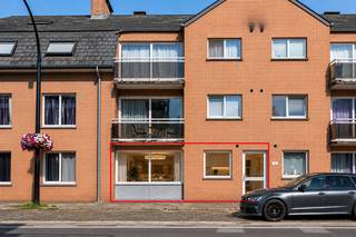 <p>Op zoek naar een <strong>comfortabel en energiezuinig appartement met buitenruimte</strong>, pal in het centrum van Wechelderzande? </p><p>Dit ruime gelijkvloerse appartement combineert een praktische indeling met <strong>2 volwaardige slaapkamers, een eigen tuin, terras én individuele garage(verplicht aan te kopen aan 23.000 euro)</strong>.</p><p>Een belangrijke extra troef is het energiezuinige karakter van het appartement. <strong>Recent werd een volledig nieuwe warmtepomp geïnstalleerd</strong>, waardoor het appartement vandaag beschikt over een <strong>EPC-label B</strong>. Een mooie meerwaarde die niet alleen zorgt voor hedendaags wooncomfort, maar ook voor een lager energieverbruik en een toekomstgerichte woning.</p><p>Via de inkomhal bereik je de <strong>ruime en lichtrijke woonkamer</strong>, met aansluitend een afzonderlijke, volledig ingerichte keuken voorzien van elektrisch kookvuur, dampkap, oven, koelkast.</p><p>Verder beschikt het appartement over <strong>twee ruime slaapkamers</strong>, een badkamer met ligbad en dubbele wastafel in meubel en een praktische afzonderlijke was- en bergruimte.</p><p>Ook buiten heeft dit appartement heel wat te bieden. Aan de achterzijde bevindt zich een <strong>privé terras met aansluitende individuele tuin</strong>: een fijne plek om rustig buiten te zitten, te ontspannen of gezellig te tafelen.</p><p>De <strong>bovengrondse individuele garage</strong> maakt het plaatje compleet en biedt niet alleen parkeergemak, maar ook bijkomende opslagruimte.</p><p>·Recent geïnstalleerde <strong>warmtepomp</strong></p><p>·<strong>Energiezuinig – EPC-label B</strong></p><p>·Gelijkvloers wonen</p><p>·Ruime en lichtrijke leefruimte</p><p>·<strong>2 volwaardige slaapkamers</strong></p><p>·Privé terras én <strong>eigen tuin</strong></p><p>·Afzonderlijke was- en bergruimte</p><p>·<strong>Individuele garage verplicht aan te kopen aan 23.000 euro</strong></p><p>·Centrale ligging in Wechelderzande</p><p>Om een zo volledig mogelijk beeld te geven, wordt het appartement <strong>niet alleen voorgesteld aan de hand van actuele, bewerkte foto’s, maar ook met sfeervolle renders en interieurvisualisaties</strong>.</p><p>Deze visualisaties tonen hoe de ruimtes met een hedendaagse inrichting optimaal tot hun recht kunnen komen en laten je meteen het <strong>volledige potentieel van het appartement</strong> ontdekken.</p><p><strong>Plan vandaag nog je bezoek en ontdek zelf de ruimte, het comfort en de mogelijkheden van dit appartement.</strong></p>